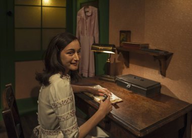 Berlin, Almanya - Şubat 2017: Anna Frank balmumu şekil Madame Tussaud's Müzesi'nde
