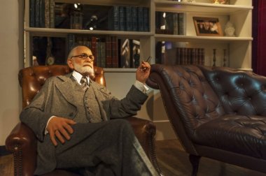 Berlin, Almanya - Şubat 2017: Sigmund Freud balmumu şekil Madame Tussaud's Müzesi'nde