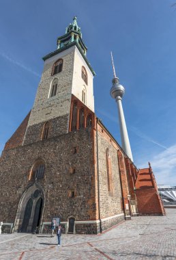 Berlin, Almanya - Şubat 2017: şehir merkezinde St Mary Kilisesi görünüm