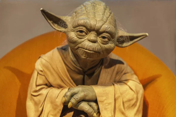 Berlin, Almanya - Şubat 2017: Master Yoda balmumu şekil Madame Tussaud's Müzesi'nde