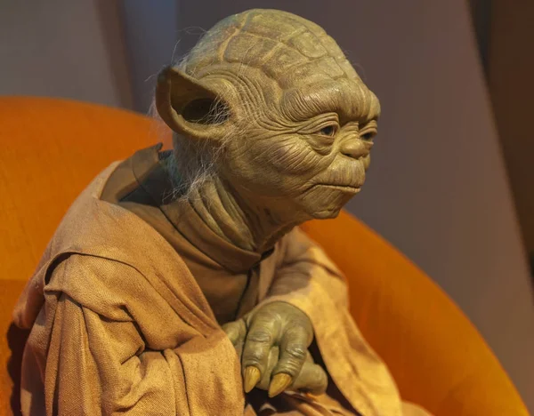Berlin, Almanya - Şubat 2017: Master Yoda balmumu şekil Madame Tussaud's Müzesi'nde