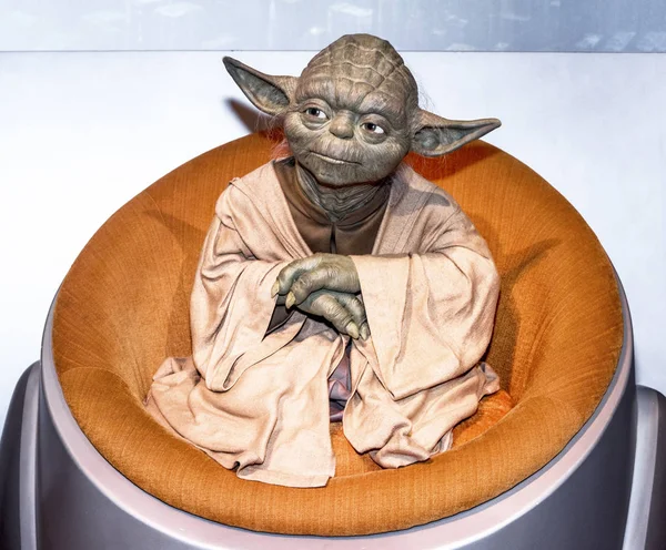 Berlin, Almanya - Şubat 2017: Master Yoda balmumu şekil Madame Tussaud's Müzesi'nde