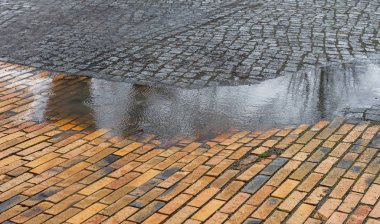 Bir yağmurlu günde şehirde tuğla kaplama