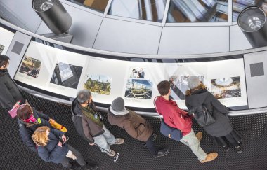Berlin, Almanya - Şubat 2017: Bundestag kubbe ziyaret sırasında geçmiş backgroud