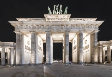 Berlin - Mart 2017: Brandenburg Kapısı gece görünümü
