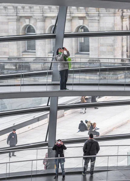 Berlín Alemania Marzo 2017 Turistas Tomando Fotos Cúpula Del Bundestag — Foto de Stock