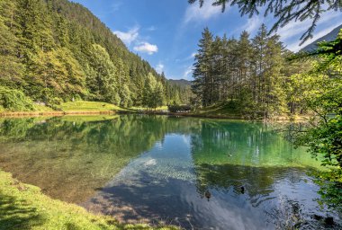 Tyrol göl güneşli bir sonbahar güzelliği