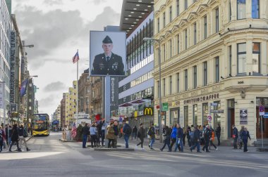 Berlin, Almanya - Şubat 2017: Check point Charlie çevresinde