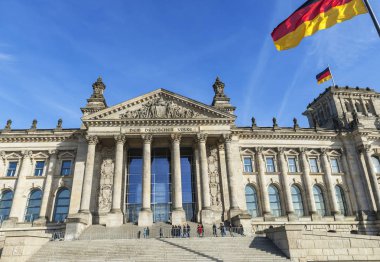 Berlin, Almanya - Şubat 2017: Güneşli bir günde inşa Reichstag görünüm