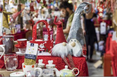 Çeşitli parlak Noel ve yılbaşı süsleri