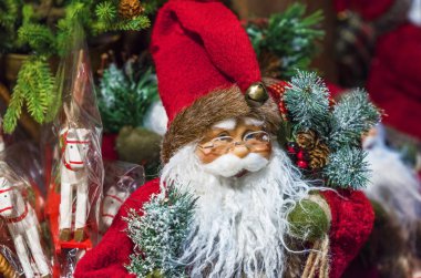 Noel Baba portre. Çeşitli parlak Noel ve yılbaşı süsleri