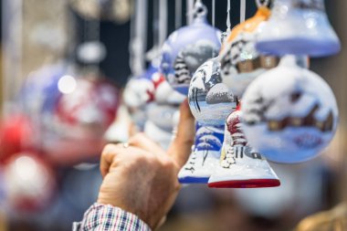 Çeşitli parlak Noel ve yılbaşı süsleri