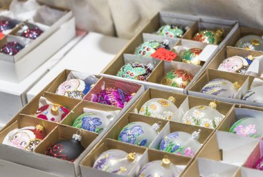 Noel ve yeni yıl cam topları boyalı