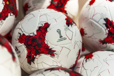 Zürih, İsviçre - Nisan 2017: resmi FIFA topları FIFA Müzesi'nde Satılık dükkan