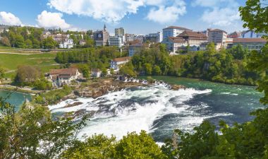 Rhein şelale, Almanya - Nisan 2017: Rhein şelale güneşli bir bahar görünümü
