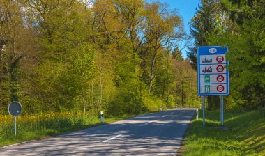 Güneşli bir günde İsviçre-Almanya sınırında İsviçre trafik kuralları