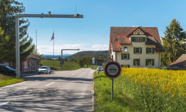 Güneşli bir günde İsviçre-Alman sınırındaki