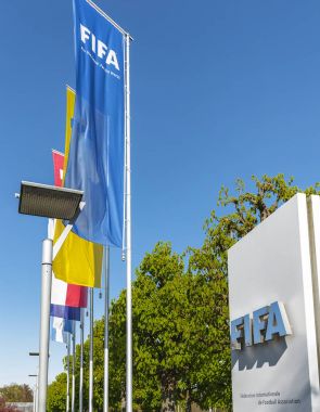 Zürih, İsviçre - Nisan 2017: FIFA Genel Müdürlük girişinde resmi bayrakları