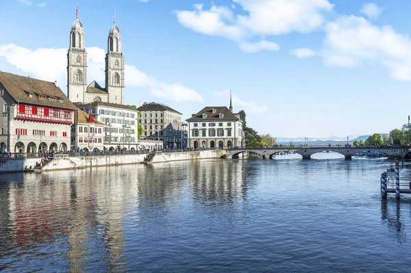Zurich Suiza Abril 2017 Vista Iglesia Grossmunster Desde Río Limmat —  Fotos de Stock