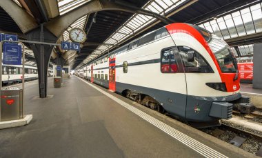 Zürih, İsviçre - Nisan 2017: Merkez Tren İstasyonu, şehir