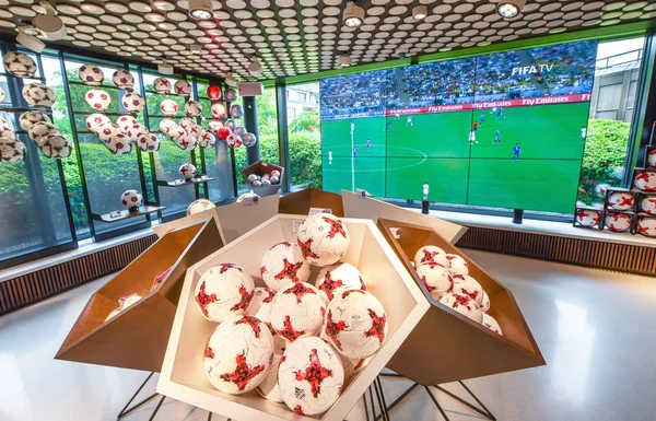 Zürih, İsviçre - Nisan 2017: FIFA ziyaret Müzesi. Müze mağazası