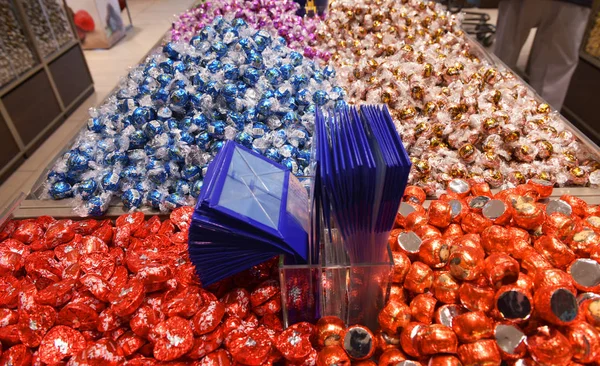 Zürih, İsviçre - Nisan 2017: Lindt şekerleme dükkanında. Geleneksel İsviçre çikolata
