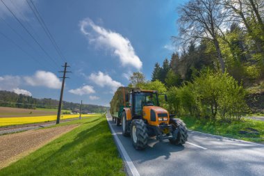 İsviçre kırsal - Nisan 2017: güneşli bir günde kırsalında traktör