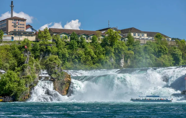 Turis Perahu Rhein Air Terjun Pada Hari Yang Cerah — Stok Foto