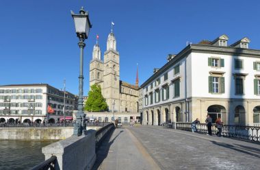 Zürih, İsviçre - Nisan 2017: Şehir merkezinde Grossmunster kilise köprü görünümü