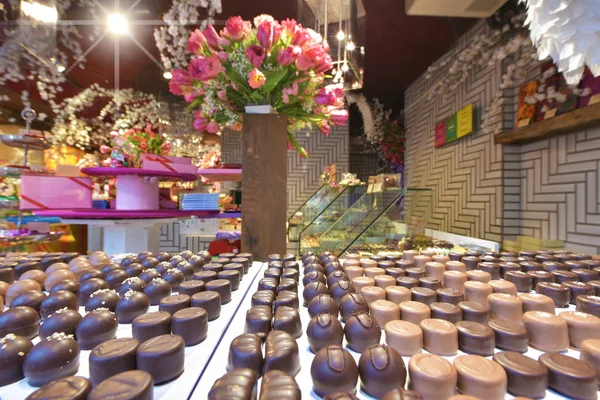 通りの店のショー ウィンドウで伝統的なスイス チョコレート — ストック写真
