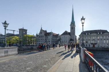 Zürih, İsviçre - Nisan 2017: şehir merkezinde yürüyüş