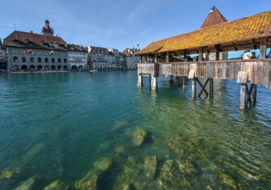 Lucerne, İsviçre - Nisan 2017: Görünüm güneşli bir şehir merkezinde Kapellbrucke tarihinde
