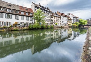 Bir yağmurlu günde küçük Fransa çeyrek kanalda