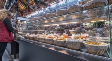 Colmar, Fransa - Mayıs 2017: yerel pazarda şehirdeki