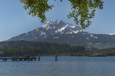 Güneşli bir günde dört kanton Gölü etrafında bizimkiler yaşar görüntülemek