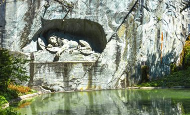 Aslan anıt Lucerne içinde ölüyor, Bertel Thorvaldsen ve Fransız Devrimi günlerinde 1792 yılında maasacred olan İsviçreli muhafızlar için özel tasarlanmış