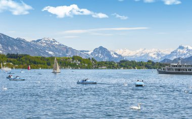 Lucerne, İsviçre - Nisan 2017: Yatlar ve şehir göl güneşli bir katamaran