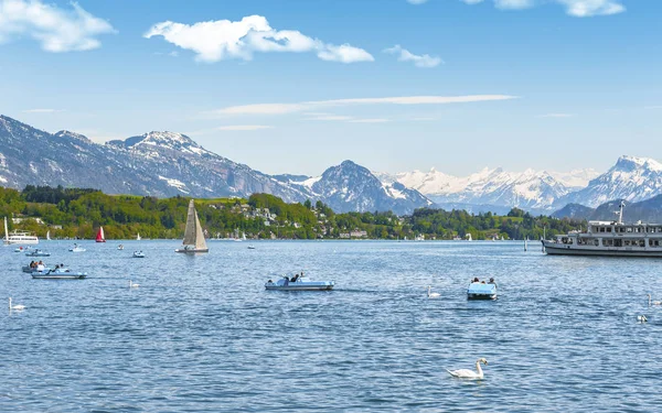 Lucerna Suiza Abril 2017 Yates Catamaranes Lago Ciudad Día Soleado —  Fotos de Stock