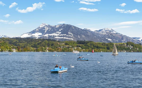 Lucerna Suíça Abril 2017 Iates Catamarãs Lago Cidade Dia Ensolarado — Fotografia de Stock