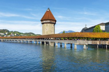 Lucerne, İsviçre - Nisan 2017: Şapel 14 - güneşli bir Reuss Nehri'nin kıyısında tarihli Köprüsü - dünya en eski tahta köprüden görünüm