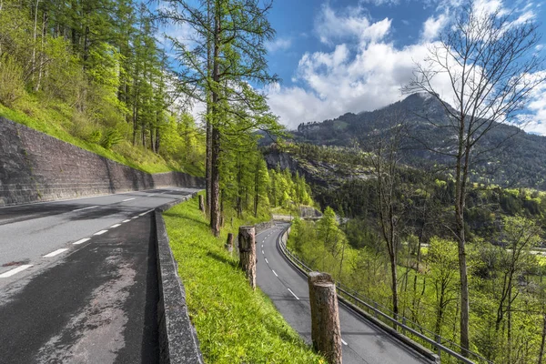 Körning Dalen Vattenfall Schweiziska Alperna — Stockfoto