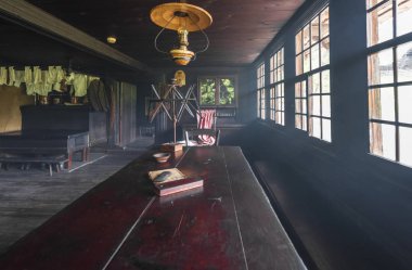 Ballenberg, İsviçre - Mayıs 2017: köy'nın evinde bir kez. Açık Hava Müzesi, hayat tarzımızı ülkenin çeşitli bölgelerinde farklı zamanlarda gösterilen ziyaret