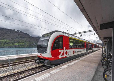 Brienz, İsviçre - Mayıs 2017: Yerel tren istasyonunda