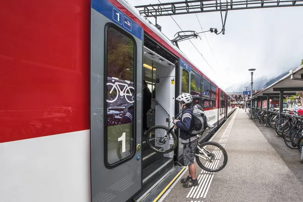 Brienz Svizzera Maggio 2017 Prendere Treno Alla Stazione Ferroviaria Locale — Foto Stock