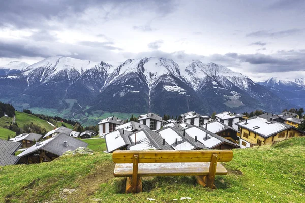 长椅以风景在瑞士阿尔卑斯 — 图库照片