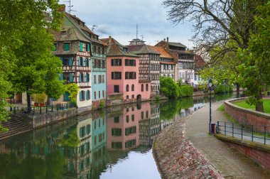 Strasbourg, Fransa - Mayıs 2017: la Petite France bölgesi kanalda
