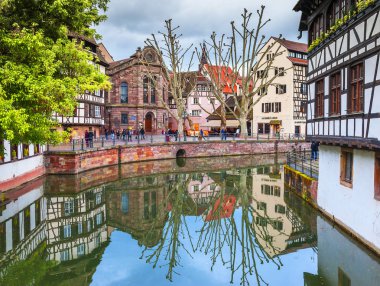 Strasbourg, Fransa - Mayıs 2017: la Petite France bölgesi kanalda