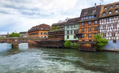 Strasbourg, Fransa - Mayıs 2017: la Petite France bölgesi kanalda