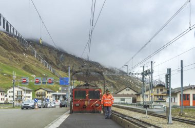 İsviçre Alpleri'nde - Mayıs 2017: kırsal tren istasyonunda