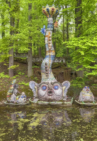 Dietikon, Isviçre-Nisan 2017: Bruno Weber parkta parlak peri masalı heykeller